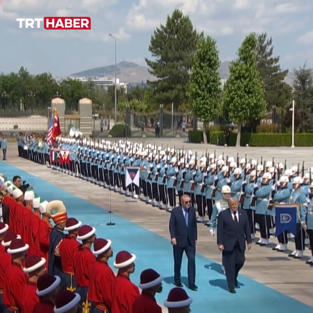 Tarihi NATO Ankara Zirvesi’ne yeniçeri damgası. Cumhurbaşkanlığı Külliyesi'nde masada verilen kritik mesajların yanı sıra, liderlerin mehter marşı ve yeniçeriler eşliğinde karşılandığı tören de çok konuşuldu. #NATOsummit