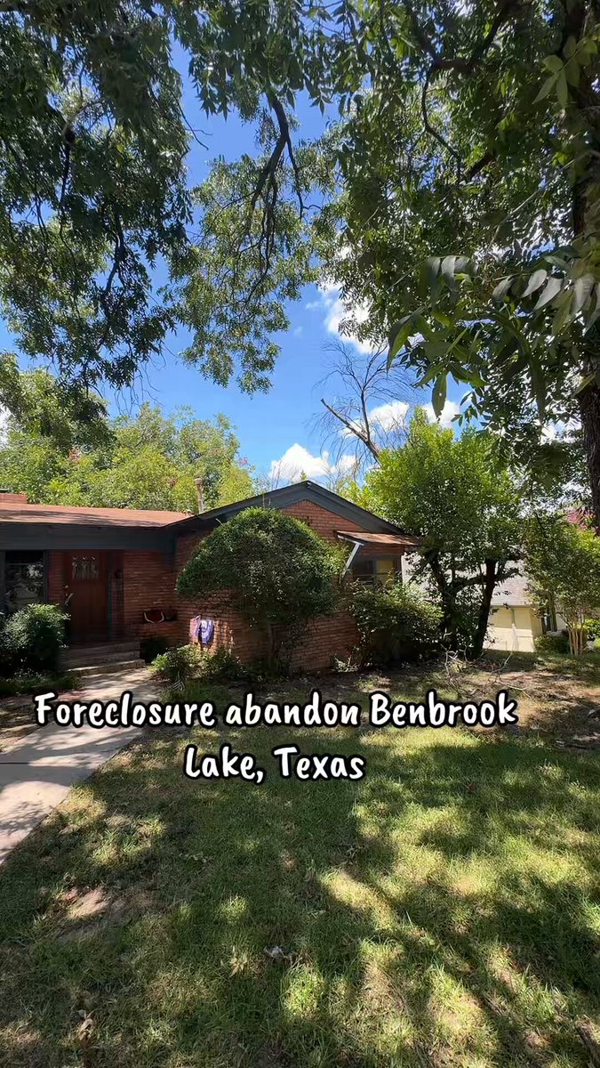 Another Benbrook foreclosure chase today. Business cards & postings stacked on the front door — nobody’s using it. Peered through the window, saw the back door wide open. House already ran through. Homeless beat me to it… ripped out every bit of copper wiring and plumbing. Anything of value? Gone. Benbrook starting to show the same decline we’ve been seeing elsewhere. On-the-ground market signal. DFW foreclosures getting uglier. #Foreclosure #BenbrookTX #RealEstate #DFWMarket