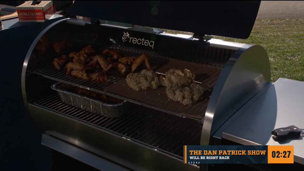 It was Pub Day on the lake today. Chef Greg cooked up a masterful spread on the recteq grills 🥩 #PARTNER