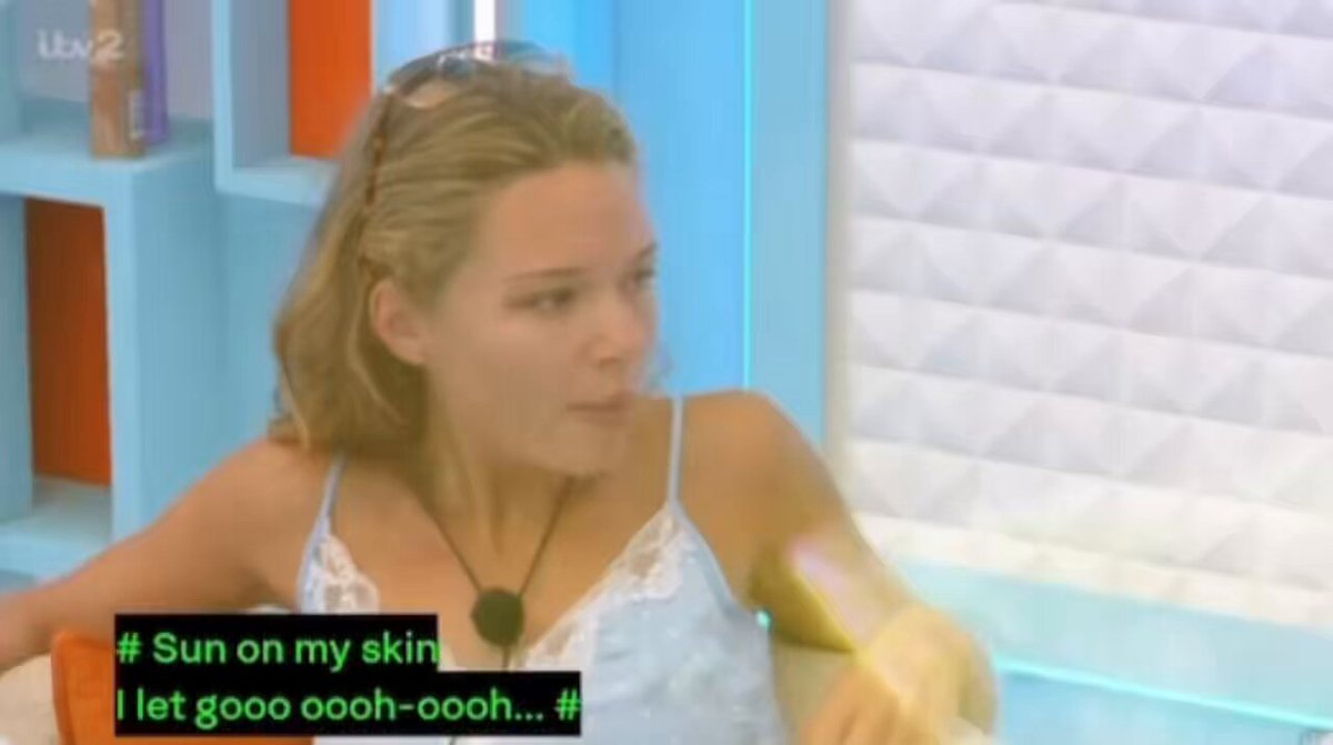 So Lorenzo wants Julia at night in bed but doesn't want to show affection in the day? Julia that guy doesn't like you. #LoveIslandUK