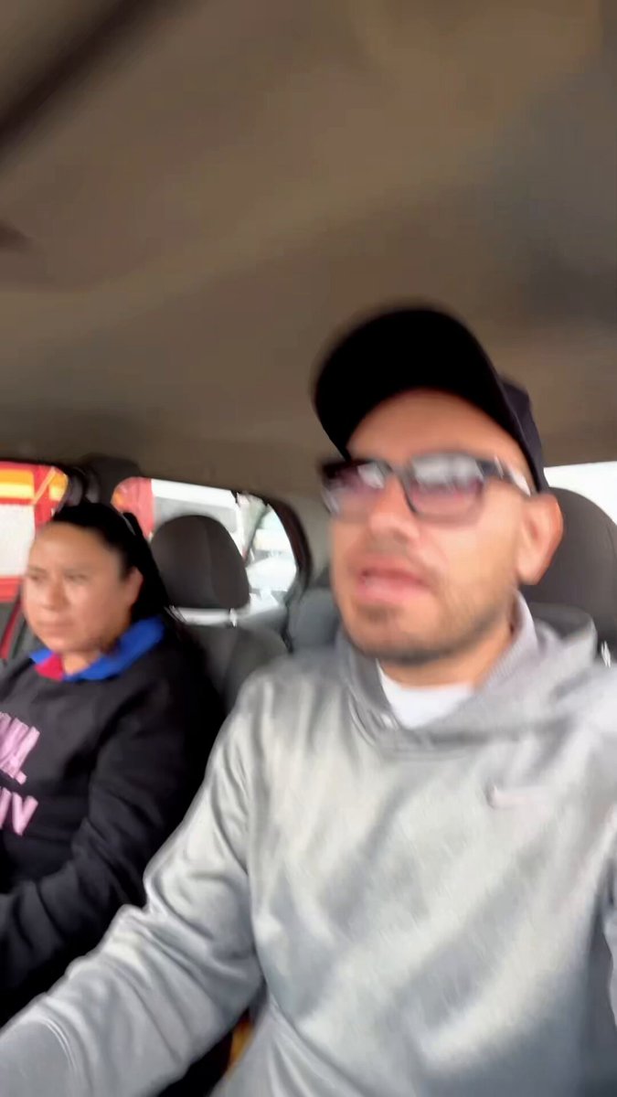¿Han notado que cada vez más gasolineras levantan perros vagabundos? Creo que esto se debe a que más mujeres trabajan despachando en los últimos años. 🐕 Me uní con una vecina para esterilizar a la Pelusa, que estaba gestando, así que se tuvo que interrumpir. Le he estado cuidando mientras se recupera y estos días la voy a devolver. Si alguien quiere adoptarla, está disponible. Si nadie la adopta, vivirá en la gasolinera con las chicas. 🐶 ⛽️