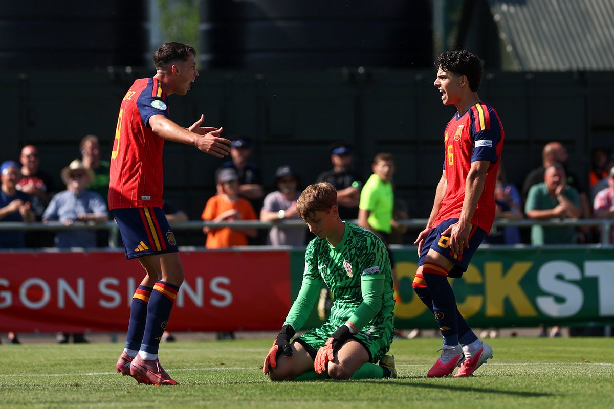 📹 𝗥𝗘𝗦𝗨𝗠𝗘𝗡 | #U19EURO 🇪🇸 3-0 🇭🇷 ⚽️ Xavi Espart (12') ⚽️ Salinas (54') ⚽️ Ousmane D. (83') 🔗 #NuestraBase