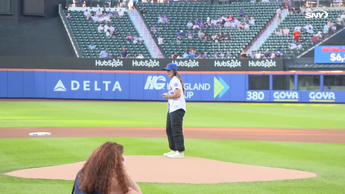 Women's Pro Baseball League pitcher Kelsie Whitmore is at Citi Field tonight! She fired a strike to Tyrone Taylor for the ceremonial first pitch 🔥