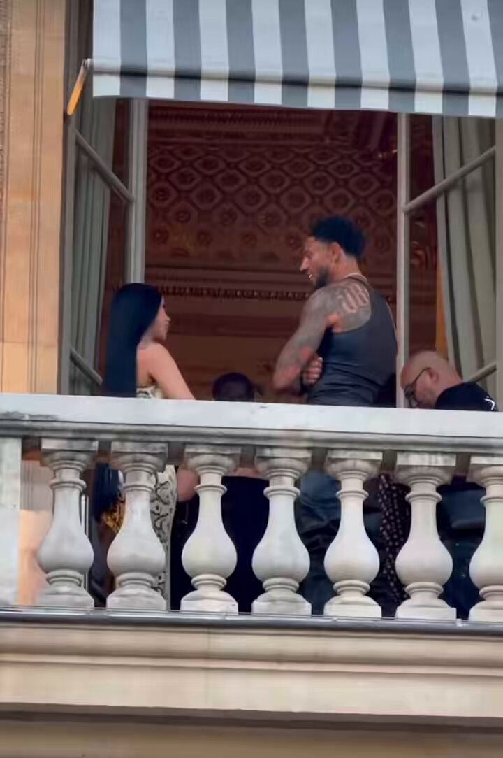 LIGEIRA! Provando que não perde tempo, Cardi B foi avistada conversando com um bofe na semana de moda em Paris. 😏🔥