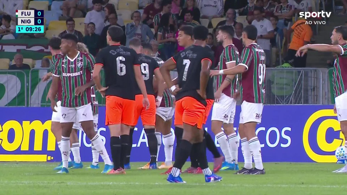 Freytes erra completamente o tempo de bola e deixa o jogador do Nova Iguaçu sozinho pra cabecear pro gol vazio.