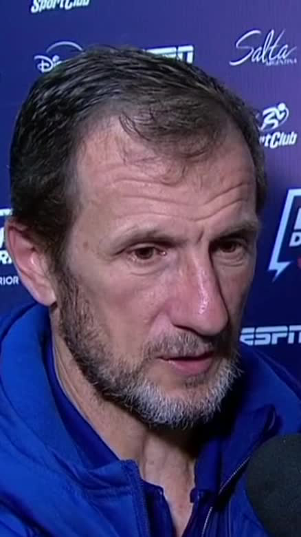 "A BOCA LE PIDEN MÁS DINERO QUE A OTROS." Se le escapó una sonrisa al Vasco Arruabarrena al hablar del mercado de pases del Xeneize. 📺 #DisneyPlus Plan Premium