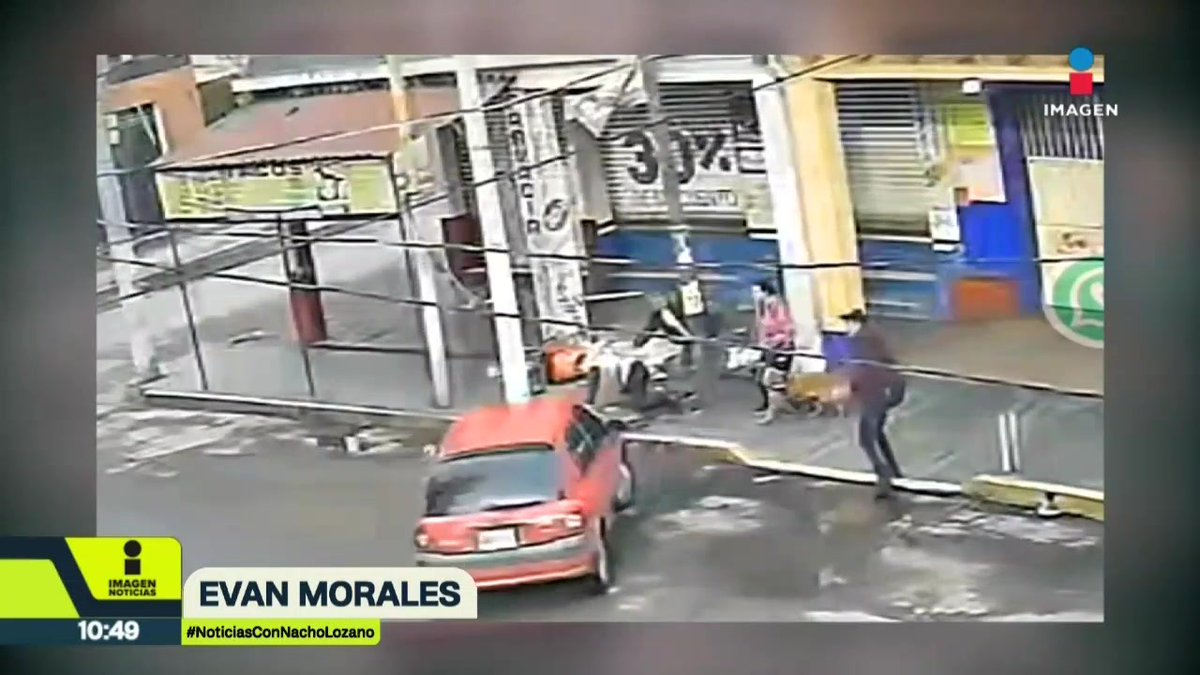 Una vendedora de café en Santa Clara Coatitla, #Ecatepec, #Edomex, fue atropellada por un vehículo. En lugar de detenerse y ayudarla, el conductor se echó en reversa y huyó. Locatarios en la zona dijeron a #ImagenNoticias de la Noche que en esa calle hay choques constantes: