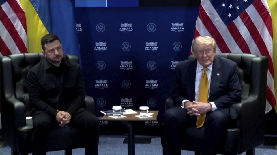 トランプ米大統領は8日、トルコ・アンカラで開かれた北大西洋条約機構(NATO)首脳会議の会場で記者団に対し、イランについて言及する中で、本来「イラン・イスラム共和国」と言うべきところを、「日本イスラム共和国(Islamic Republic of Japan)」と言い間違えた。