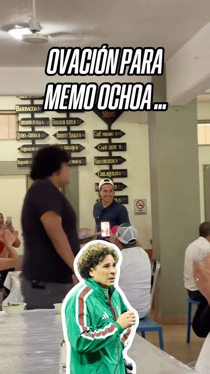 ¡LA AFICIÓN MEXICANA OVACIONA A GUILLERMO OCHOA EN PLENO RESTAURANTE! 🙌🇲🇽 El arquero mexicano se llevó una sorpresa al salir del negocio y fue despedido con aplausos 👏 🎥 TT/GuaranyMtz