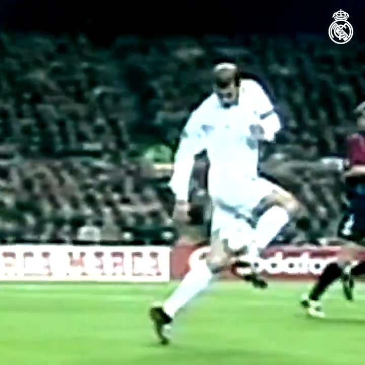 🇫🇷⚪️ 25 years ago today, Zinedine Zidane was presented as a new Real Madrid player. He was truly magic. 🪄