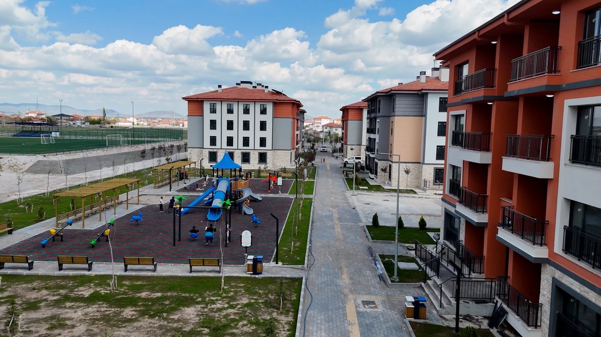 🏘️ Aksaray Gülağaç İstiklal Mahallesi'nde 1️⃣4️⃣3️⃣ sosyal konut inşa ettik. 🗓️ 0️⃣1️⃣ - 1️⃣7️⃣ Temmuz 2️⃣0️⃣2️⃣6️⃣ tarihleri arasında hak sahiplerine teslim ediliyor. 🍀 Dinlenme, spor, oyun ve yeşil alanları barındıran bu projeyle vatandaşlarımız yeni bir yaşam alanına kavuştu. 📌 Teslim programı için👇