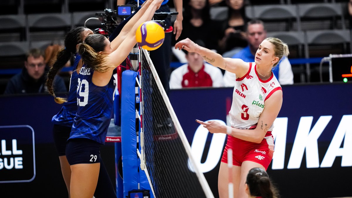 #VNL2026: POLAND 🇵🇱 END USA’S STREAK 🔥 Poland 🇵🇱 and USA 🇺🇸 traded momentum across five sets, but Poland found the final push to hand the Americans their first loss after a winning run 🤩. A milestone performance for Magdalena Stysiak 🇵🇱 too, finishing with 34 points and moving up to No. 3 on the all-time VNL scoring chart with 1,306 total points 💪🏻. 📺 Watch the replays on VBTV: 🏐 #BePartOfTheGame #Volleyball