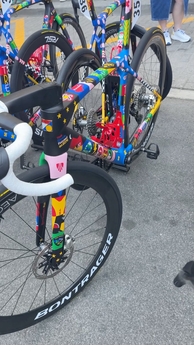 We can’t get over this awesome Lidl-Trek paint job 🎨