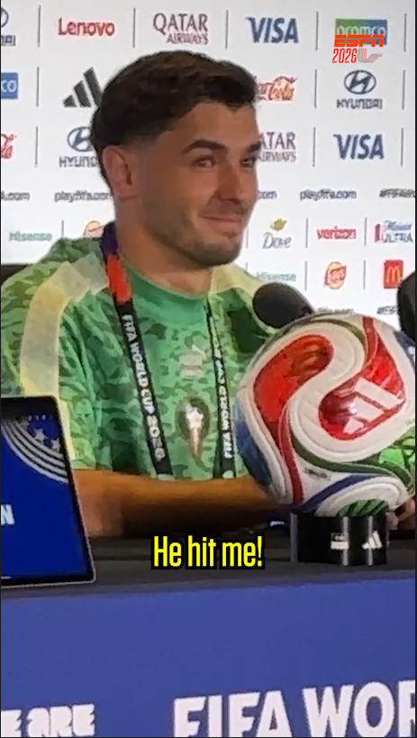 "I forgot the question..." Press Room chaos caused a distraction for Brahim Diaz😂