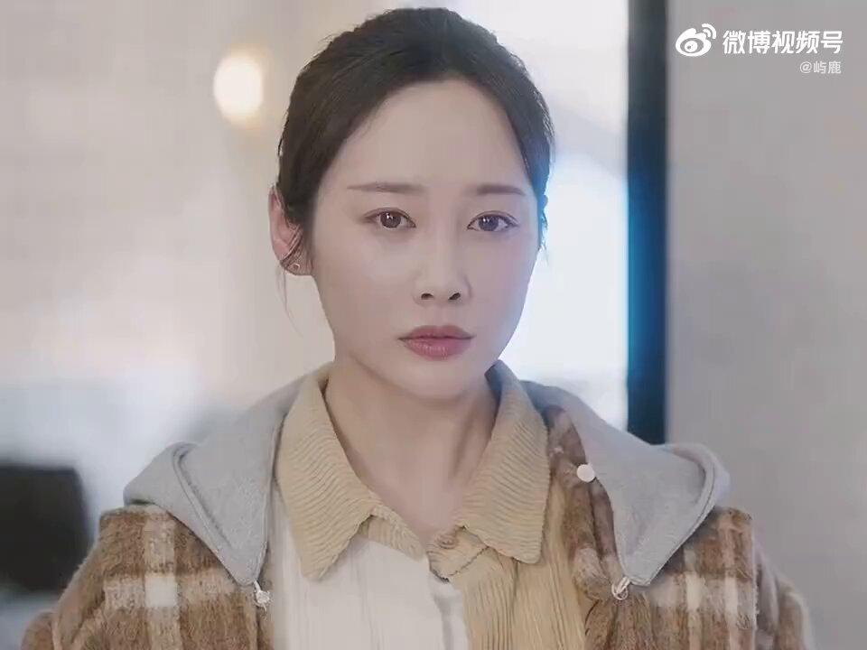 女孩刚和小伙合租 不料墙却突然破敲破了…