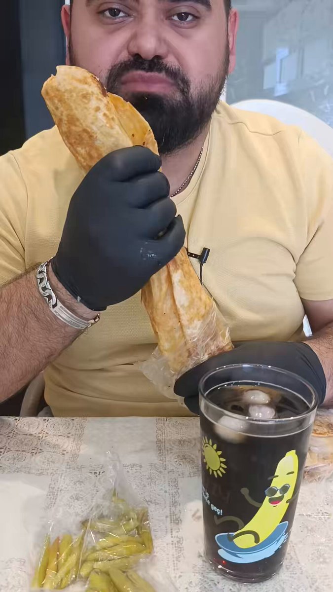 reis biberin yanında döner yiyor