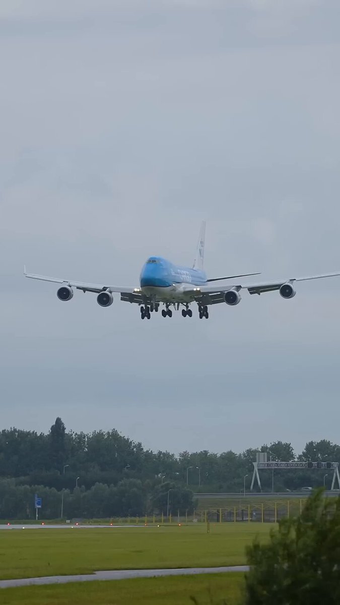 KLM Boeing 747 Landing on a Wet Runway with Full Thrust Reversers Deployed ✈️🔥