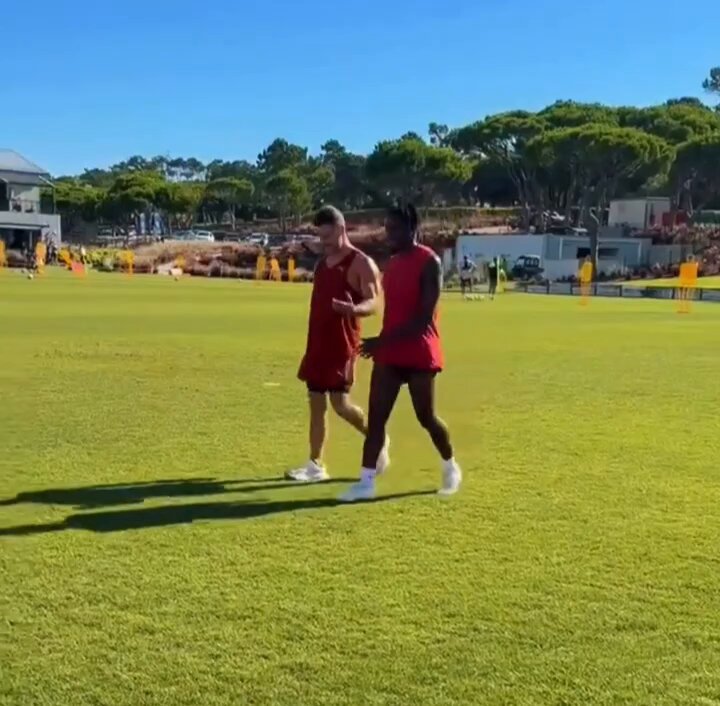 Jamie Gittens putting in the work, but what for if we're going to use Wing Backs? Quenda came out yesterday said he's a winger too, Chelsea might not use back 5. First time I'm thinking this.