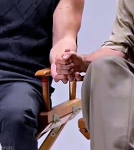 no hating, just observing ma questa è la differenza tra due che si prendono per mano tempo di farsi vedere dai paps per poi lasciarsela subito dopo (harry styles insegna) mentre dall'altra parte ci sono due che la mano dell'altro la cercano perché non possono farne a meno 💌