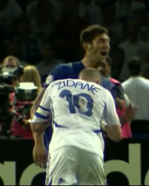 Zidane ofereceu sua camisa a Materazzi na final da Copa do Mundo de 2006. Marco respondeu: "prefiro sua irmã". Nas provocações, o italiano desencadeou a expulsão do melhor daquele torneio - pelo menos até ali. Há 20 anos, a despedida de Zizou