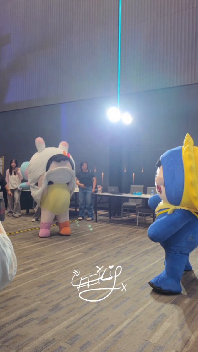 ANY: (shows yellow) ⭐️: (runs over and pulls it down) ANY: KIDDING!!~~ Bye byee! Hurry- (Mo) hurry and come over na! Any (will) be waiting~! ⭐️: 🙂‍↕️! TCEX 2026 SIAM PARAGON #SiamParagonxTCEX2026xGMMTV #JUMMO #ANY