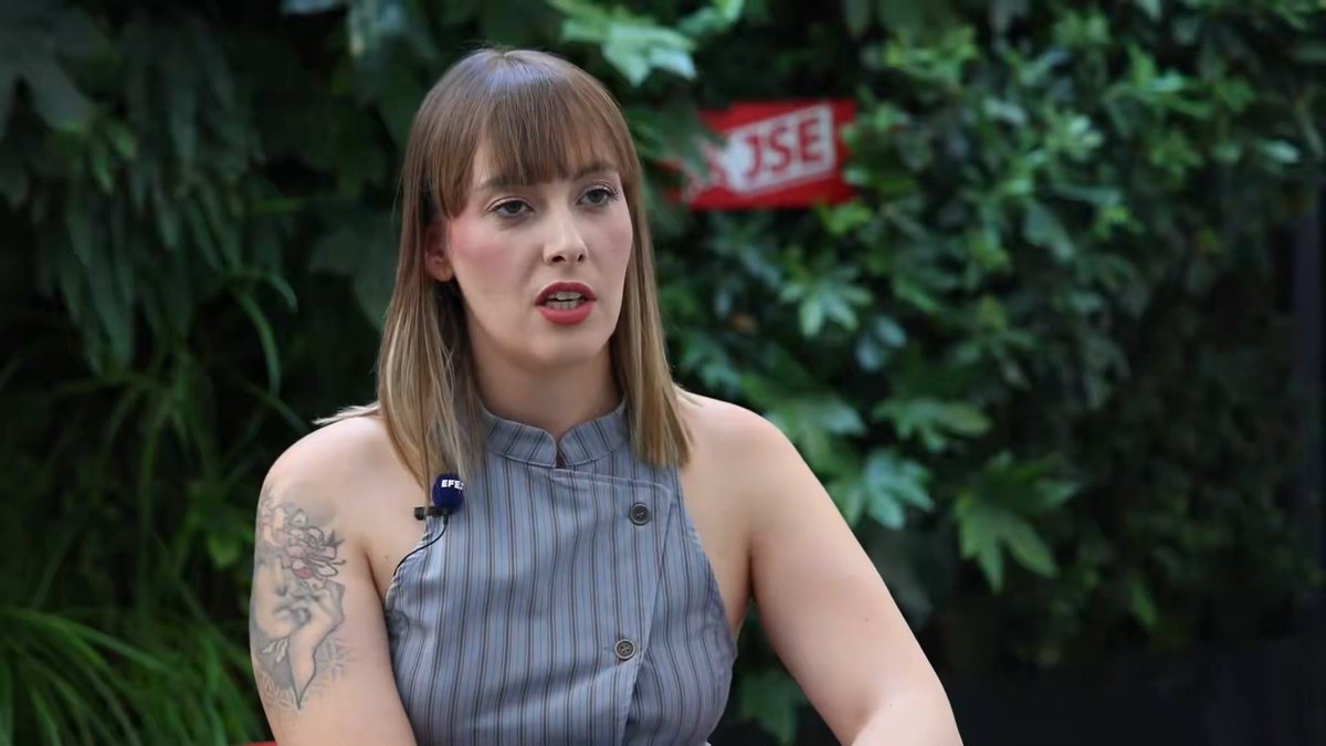 Son 120 años de Juventudes Socialistas y yo soy la primera mujer que asume el cargo de secretaria General que para mí es un gran honor y también, una gran responsabilidad. Pero ha habido otras muchas mujeres que han luchado por nuestros derechos antes que yo. Todos los avances que han hecho las mujeres de este partido también se han trasladado a la sociedad. Es el PSOE quien ha conquistado los derechos de las mujeres de este país. Entrevista a Aránzazu Figueroa en EFE Noticias