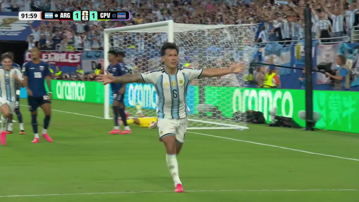 Difícil la de Lisandro y la metió. Por eso es que el Calvo Vélez los trata de porristas con micrófono.