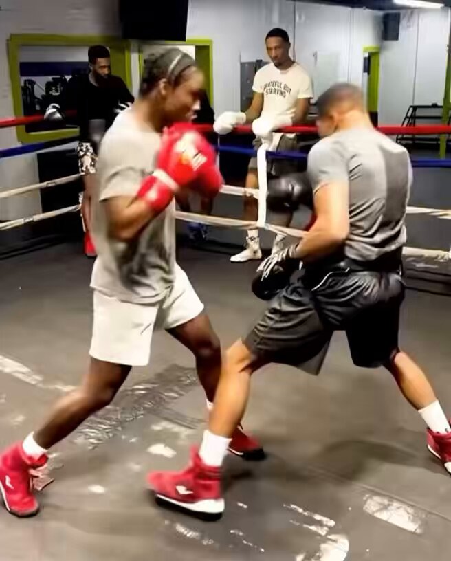 A classic “slip and rip” counter-boxing drill designed to train defensive head movement and inside body work. Master a new technique today🥊🐐