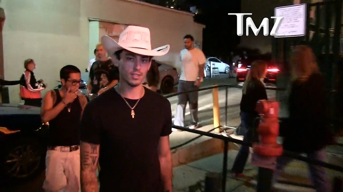 💋 Dylan Wolf talks Bunnie XO kiss, says "sometimes cowboys hunt cougars!"