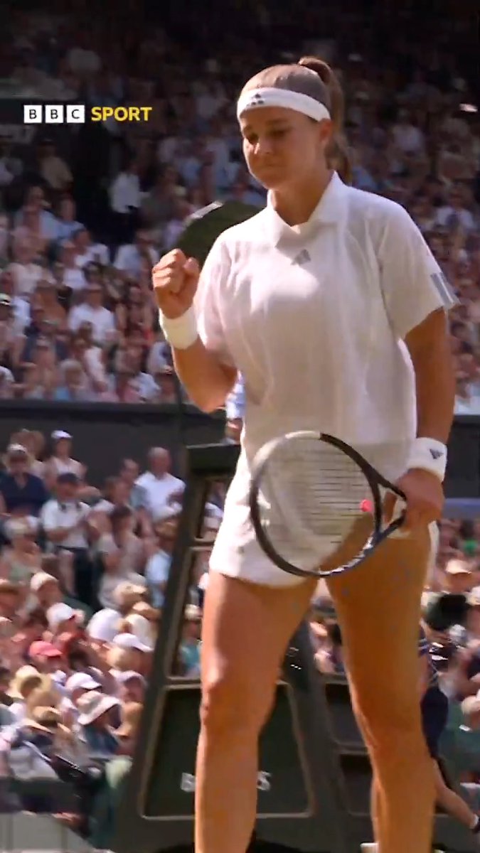 🗣 "That is out of this world!" ✨🤩 This sensational lob from Karolina Muchova in a tense final-set tie-break against Coco Gauff 😮‍💨