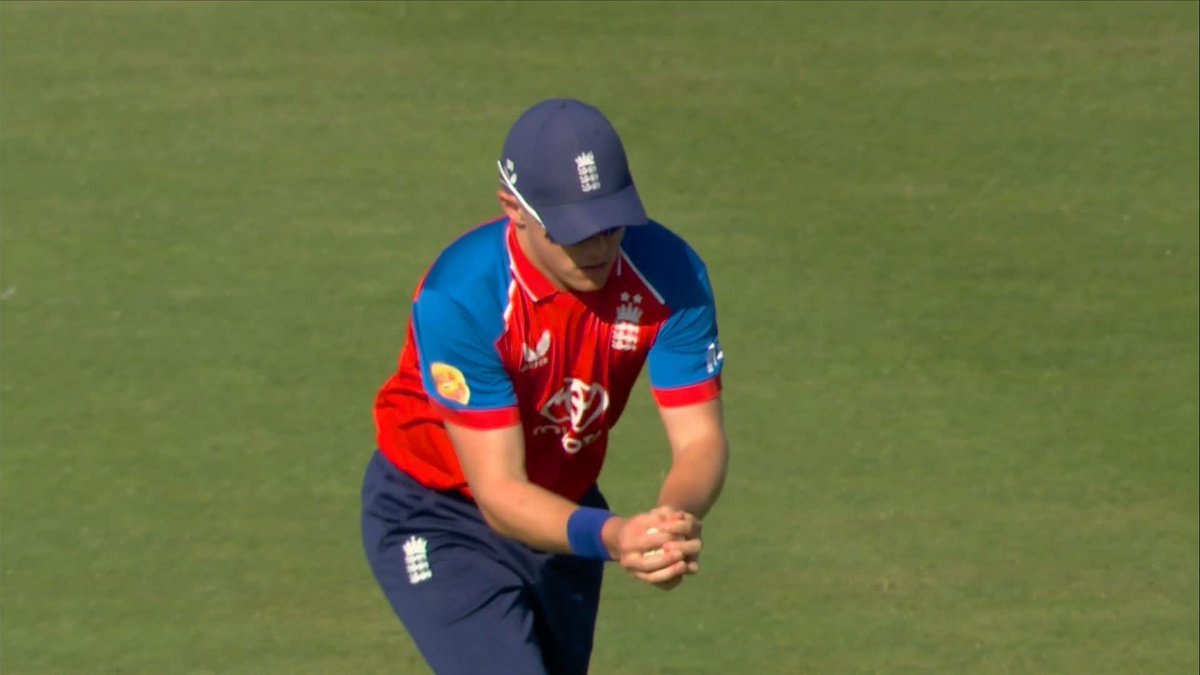 England's short-ball strategy continues to deliver, and Curran takes his second catch! 👏