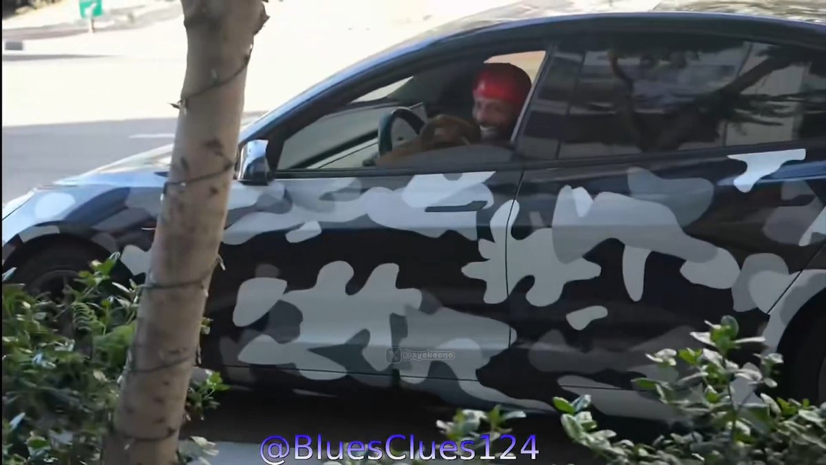 Blueface runs into his father working Amazon job during his livestream! 💖😂