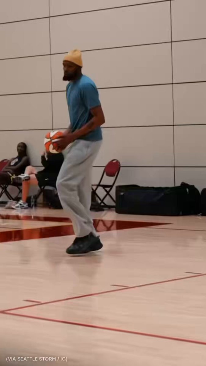 Kevin Durant teaching his signature mid-range shot to Dominique Malonga 🔥