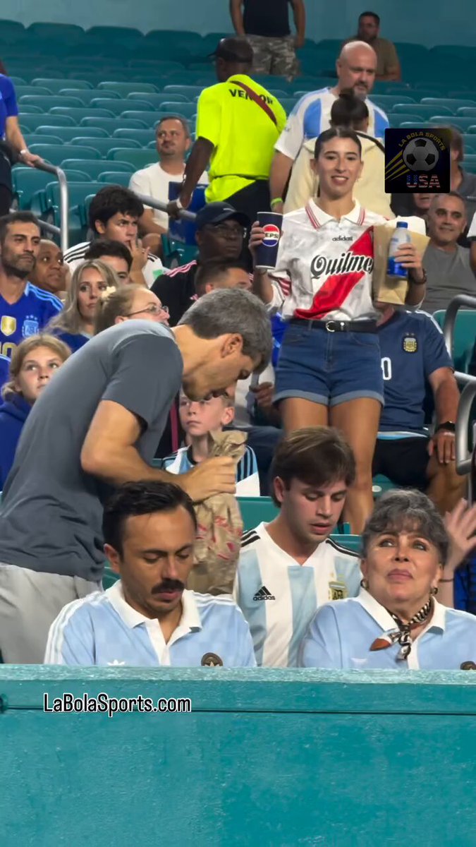 Verónica Castro y su hijo Cristian apoyando a Argentina en un partido de fútbol. ¿Saben si vino a apoyar a México en el mundial?