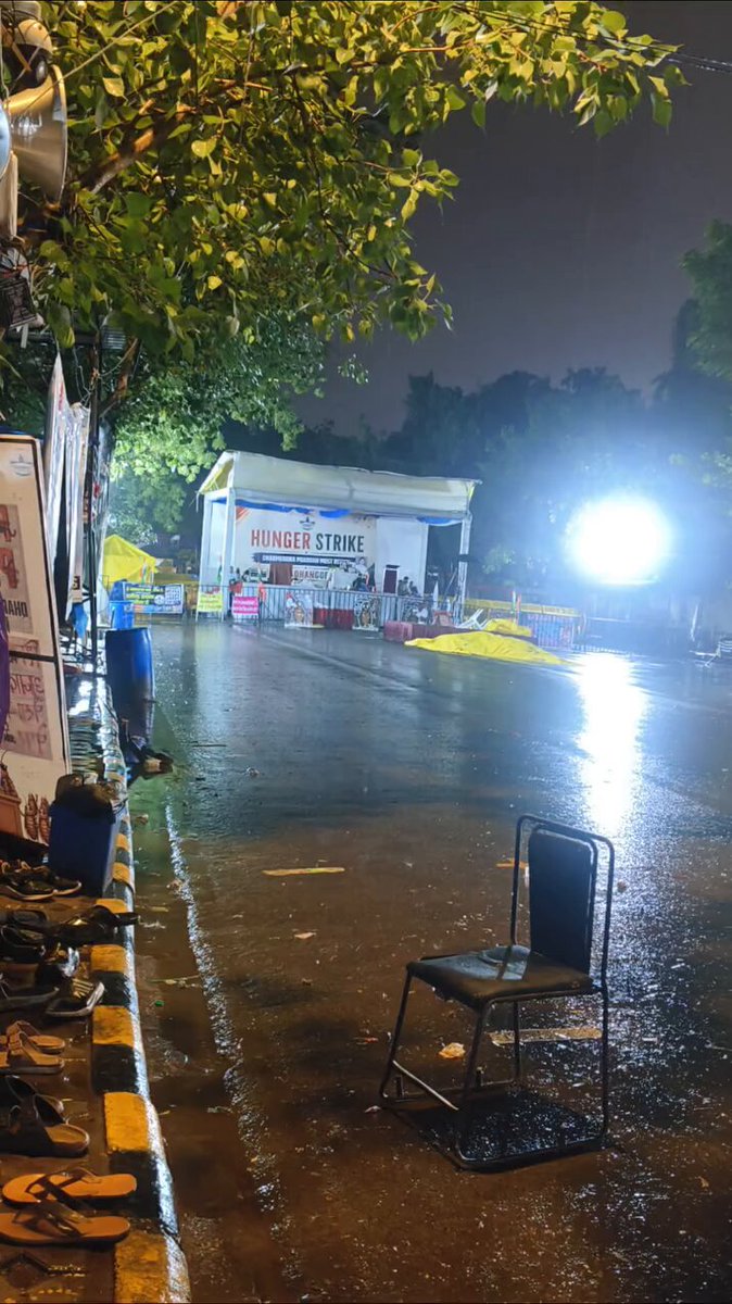 Tonight, due to the rain, the CJP protest site is completely empty. There isn't a single person there. When Junaid distributes biryani, a line of 500 people can be seen waiting to eat. But right now, there isn't a single person there. Sonam Wangchuk is lying alone on the stage. There are no real protesters at the CJP protest. Every evening, the crowd only comes for the free food.