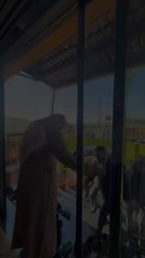 أكرمني بزيارتهم الغالية على قلبي كلٌّ من: سعادة محافظ حماة، وسعادة محافظ حمص، والأخ الحبيب الأستاذ عامر نامس العلي رئيس الهيئة المركزية للرقابة والتفتيش، وجمعٌ من علماء حمص وحماة حفظهم الله، والأخ العميد باسم شعبان، والأخ العزيز الشيخ أبو إسماعيل الزين من شيوخ النعيم الكرام، وغيرهم من الإخوة والفضلاء. زيارةٌ كريمة سرّت القلب، أسأل الله أن يجزيهم جميعًا خير الجزاء، وأن يديم علينا نعمة الألفة والمحبة والتعاون على الخير. 🌿 جزاكم الله خيرًا، وبارك فيكم وفي مساعيكم المباركة..