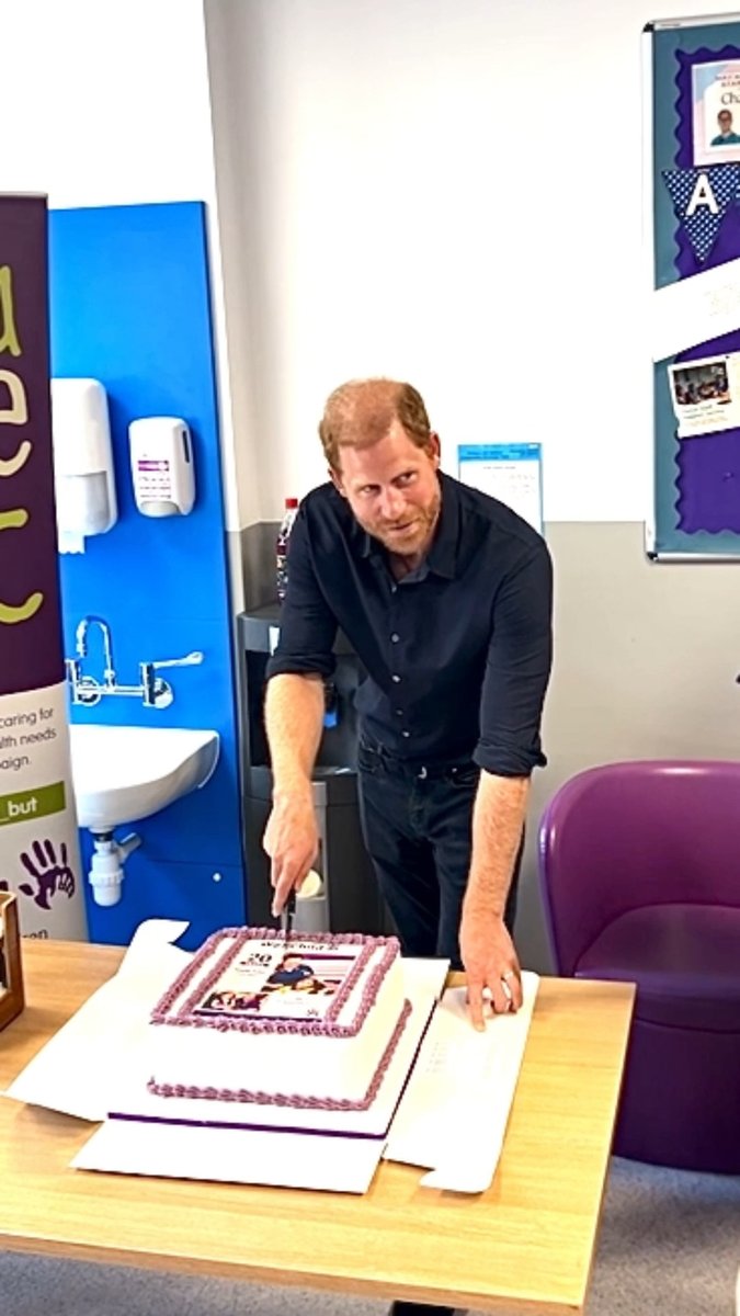 Prince Harry’s fatherly instincts were on full display during a visit to Birmingham Children’s Hospital, where the royal dad of two cut a slice of cake for a young patient 💙 Though Harry, 41, joked that his cake-cutting skills were rusty, we’re sure Meghan would be proud! 🎂 📽️: Getty #princeharry
