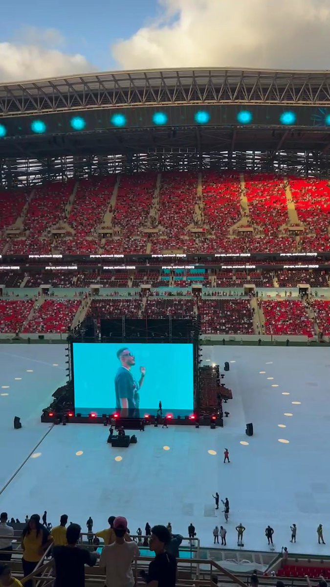 🏟️🇲🇦 Le stade Moulay Abdellah de Rabat accueille progressivement les supporters venus suivre le quart de finale entre le Maroc et la France 🇫🇷 sur écrans géants. D'une capacité de 68 095 places, l'enceinte devrait afficher 𝗖𝗢𝗠𝗣𝗟𝗘𝗧.