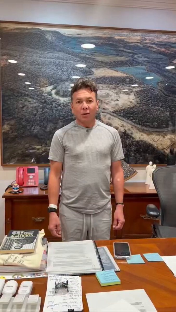 El gobernador de Jalisco, Pablo Lemus Navarro , informó que ya se encuentra en su casa y retomando el trabajo pendiente, luego de haber sido sometido a una cirugía de urgencia. No obstante, permanecerá en reposo durante todo el fin de semana como parte de su recuperación. #TráficoZMGPeriodismoCiudadano