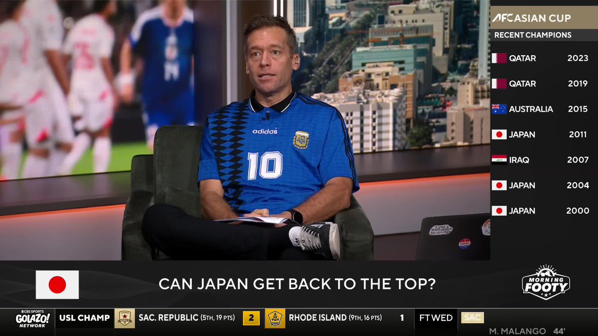 🇺🇸🇦🇷 El exfutbolista Estadounidense, Jimmy Conrad, apareció hoy en el programa donde trabaja luciendo la camiseta de la Selección Argentina.