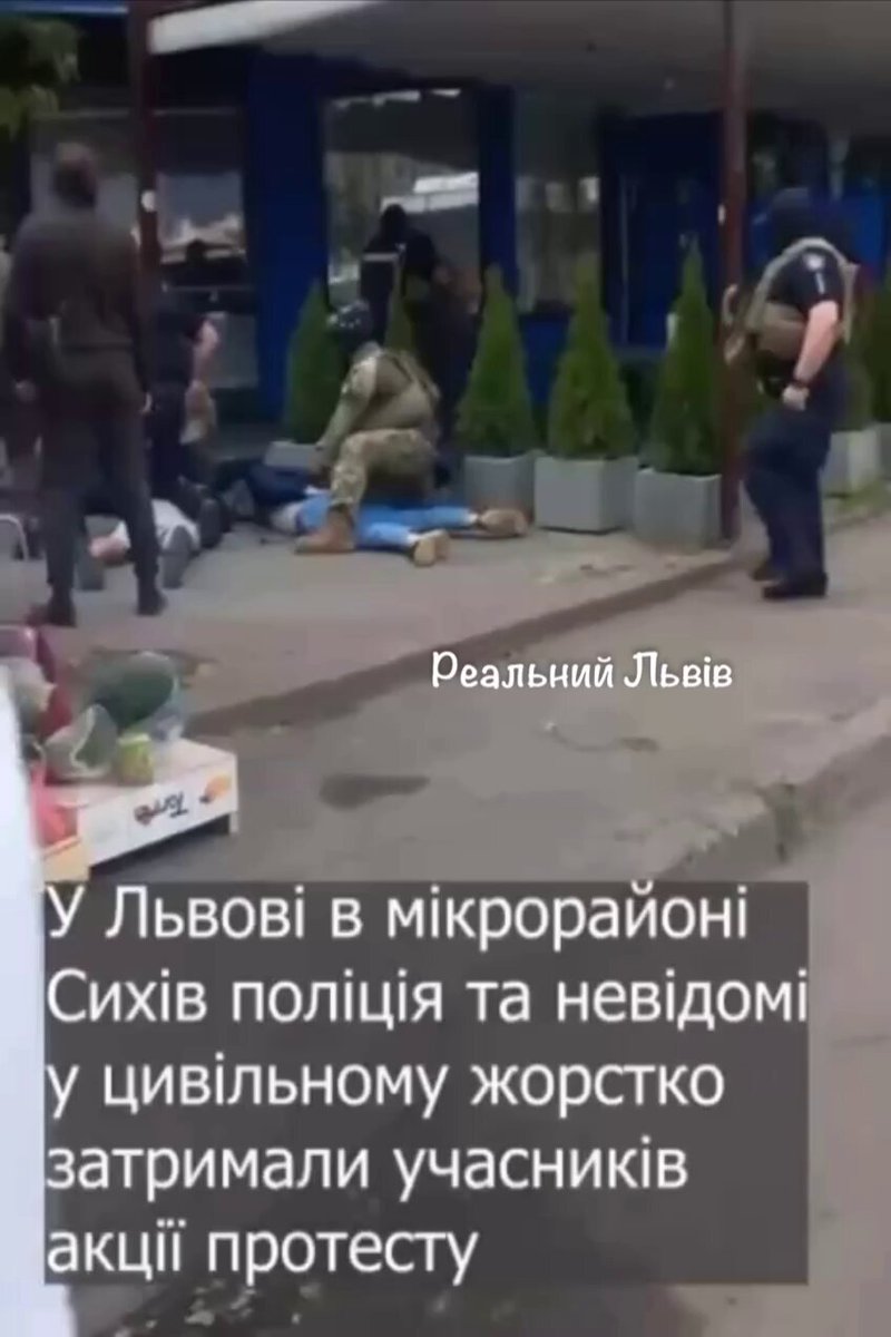 На видео упаковывают вчерашних зачинщиков бунта против ТЦК. Вспомнилось, как Усик недавно в США рассказывал, что у нас есть свобода слова и вообще народ может власть быстро на место поставить.