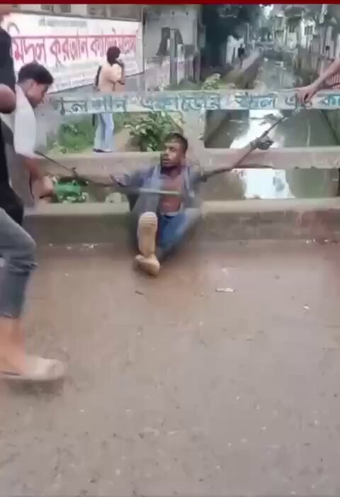 هندوس يعتدون بالضرب على شاب مسلم في الهند والام تصرخ لا تضربوه هذا حال المسلم في الهند بينما الهندوسي متنعم في دويلات الامارات