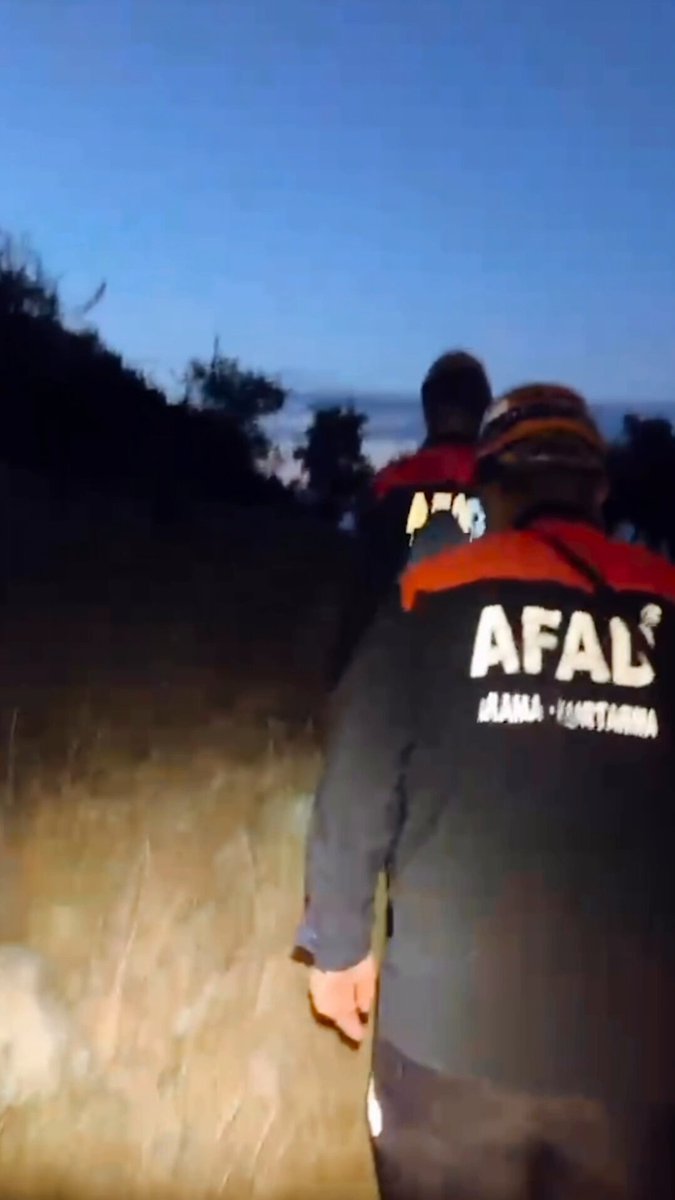 AFAD ekiplerimiz, Konya’da kaybolan vatandaşımızı sağ olarak kurtardı. Konya İlimizde 112 Acil Çağrı Merkezi’ne gelen bir ihbarda bir vatandaşımızın arazide kayıp olduğu bilgisi alınmıştır. Yapılan ihbar üzerine bölgeye, AFAD, Jandarma, İtfaiye ve sivil toplum kuruluşlarımızdan ekipler sevk edilmiştir. Ekiplerin, 6 gün boyunca aralıksız, yoğun ve hassas çalışmaları sonucunda vatandaşımız sağ olarak kurtarılmıştır. Arama çalışması yapılan alanın kara yolu ulaşımına kapalı, sarp, kayalık ve engebeli olması sebebiyle, vatandaşımız olay bölgesinde yapılan ilk müdahalenin ardından Sağlık Bakanlığımıza ait Helikopter Ambulans ile hastaneye sevk edilmiştir. Yaralı vatandaşımıza Allah'tan acil şifalar diler; kurtarma operasyonunu başarılı bir şekilde gerçekleştiren ekiplerimize teşekkür ederiz. AFAD 🇹🇷
