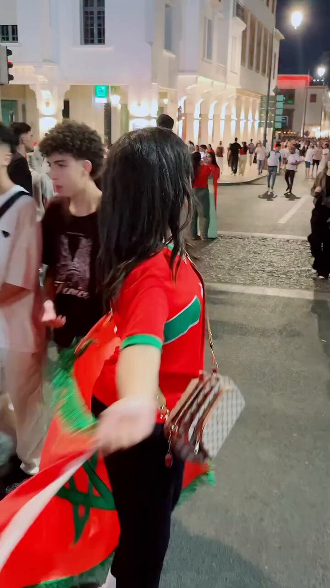 مشجعه مغربيه تلفت الانظار بظهورها في احد شوارع المغرب 🇲🇦