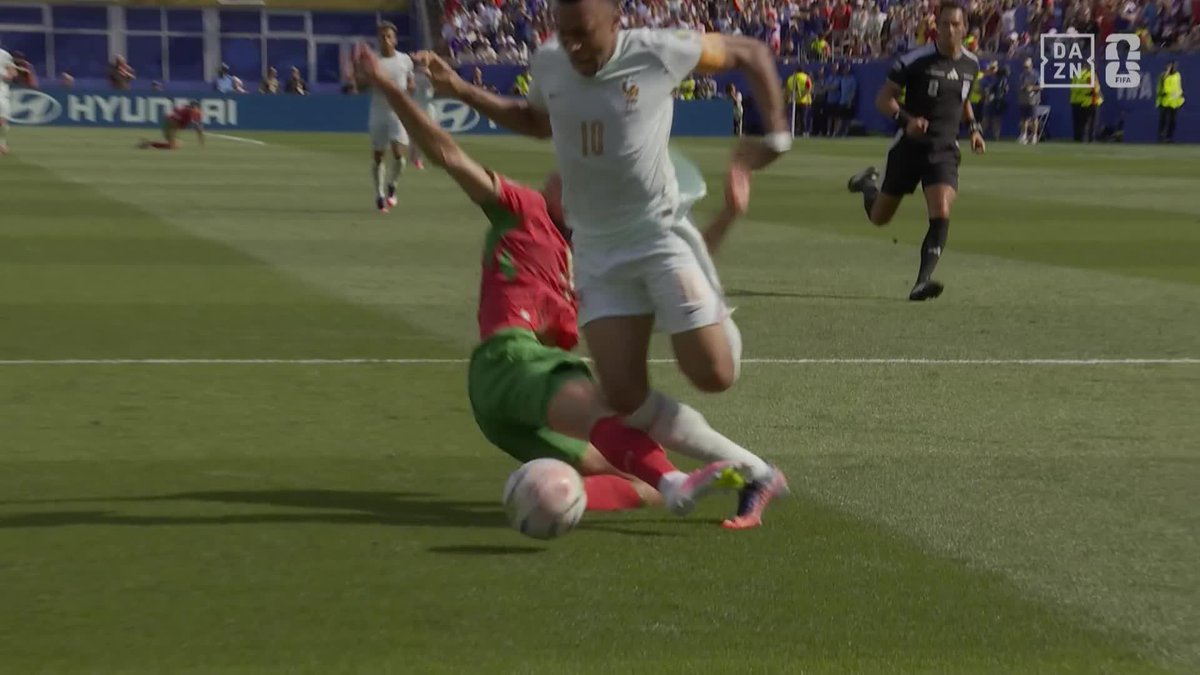 ¡SE LLEVARON POR DELANTE A MBAPPÉ! 😱 #DAZNMundial