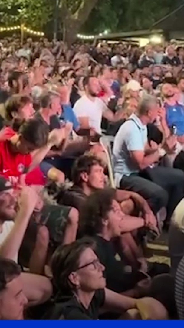 La déception des supporters français après le penalty raté de Kylian Mbappé ⤵️
