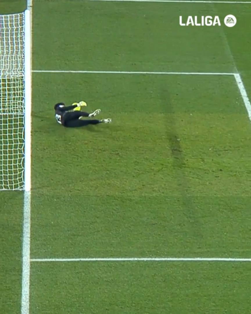 Lo de Bounou parando penaltis nos suena de algo... ⛔ LALIGAEASPORTS | LALIGAHistory | LALIGAEsMundial