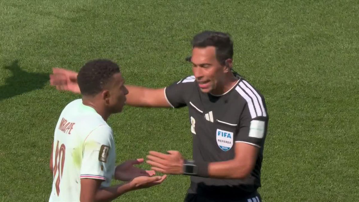 ¡LA PROTESTA DE MBAPPÉ A TELLO! Tras el penal, Kylian fue a reclamarle al árbitro argentino y atención al gestito del francés... ⚽ #ESPNMundial 📺 Mirá los mejores partidos de la #FIFAWorldCup por ESPN, en el Plan Premium de #DisneyPlus