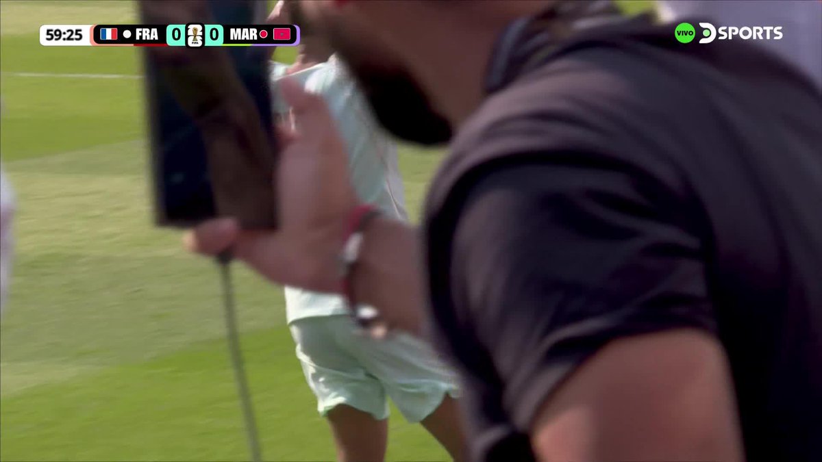 AHORA SÍ: ¡DERECHAZO Y GUARDAR! Tremendo remate de Mbappé que, después de errar un penal en el primer tiempo, tuvo su revancha y convirtió este golazo en el borde del área grande para poner a Francia en ventaja sobre Marruecos.