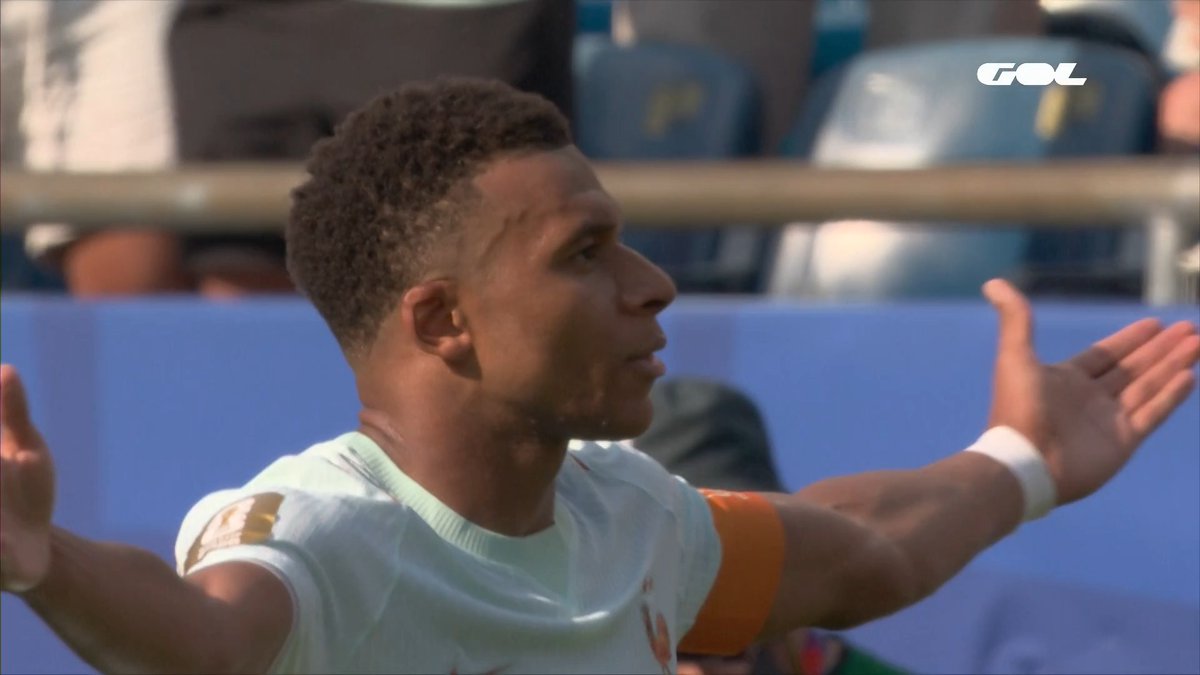 La pone donde quiere. Golazo de Mbappé 🔥